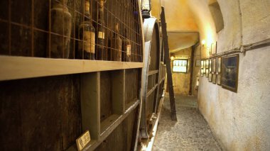 Fira, Santorini - 25 Mayıs 2019: Vothonas 'taki Koutsoyannopoulos Şarap ve Şarap Müzesi. Mahzenlerde antik çağlarda şarabın nasıl üretildiğine dair eski nesneler ve figürler vardır.