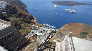 Santorini, Yunanistan. Fira 'dan limana giden teleferiğin Caldera manzarası, Santorini, Yunanistan