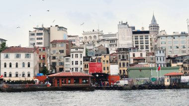 İstanbul, Türkiye - 14 Mar 2020: İstanbul şehir manzarası Galata Kulesi İstanbul, İstanbul 'da yüzen turist botlarıyla
