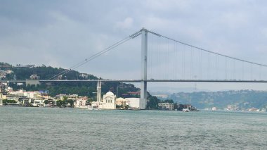 İstanbul, Türkiye 'deki Boğaz Köprüsü ve Ortakoy Camii, panoramik manzara