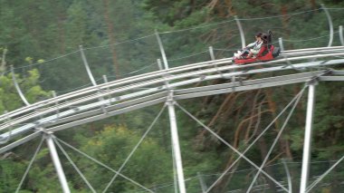 Belitsa, Bulgaristan - 25 Ağustos 2019: İnsanlar orman treninde hızlı bir şekilde trenden iniyor.