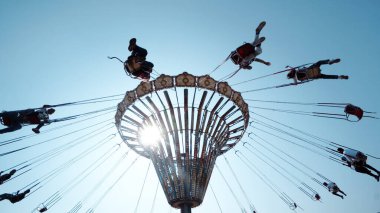 Lunaparklarda ya da lunaparklarda zincirli bir atlıkarınca gezisi