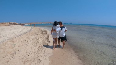 Mısır 'ın Hurghada kentindeki Paradise plaj adasında balayı yürüyüşüne çıkmış bir çift.