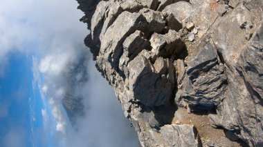 Olimpiyat, Yunanistan - 22 Temmuz 2018: Yunanistan 'ın en yüksek dağı olan Olympus, Mytikas' a tırmanış, dağcılık, dikey yönelim