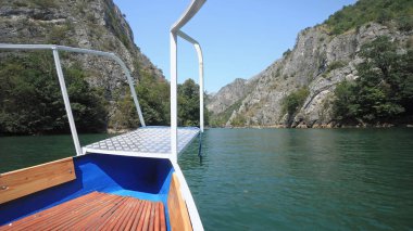 Küçük kanyon Matka teknesi ve Makedonya 'nın Üsküp kentindeki gölden inanılmaz manzara