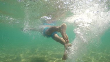 Sualtında yüzen adamı takip eden, şnorkel maskeli, gopro kubbe vuruşu