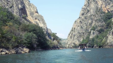 Küçük kanyon Matka teknesi ve Makedonya 'nın Üsküp kentindeki gölden inanılmaz manzara