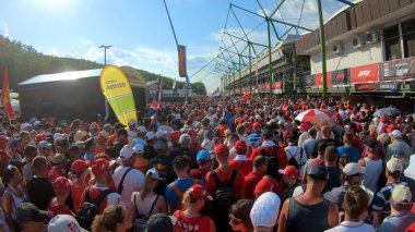 Budapeşte, Macaristan - Haziran 2018: Sepang Uluslararası Pisti Macar Formula 1 (F1) Grand Prix ön gösterimleri sırasında Pitlane 'deki insanlar