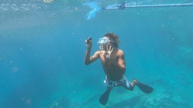 Hurghada, Mısır - 14 Sep, 2019: Kameralı dalgıç, su yüzeyinde yüzerken adalara yapılan gezilerde romantik çiftlerin fotoğraflarını çek