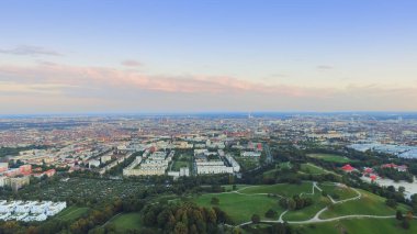 Olympia Stadyumu ve Olympia Parkı 'nın Olympia Kulesi yüksekliği 291 metre. Almanya 'da gün batımında Münih' in güzel manzarası.