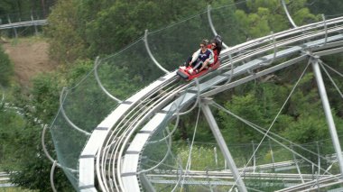 Belitsa, Bulgaristan - 25 Ağustos 2019: İnsanlar orman treninde hızlı bir şekilde trenden iniyor.