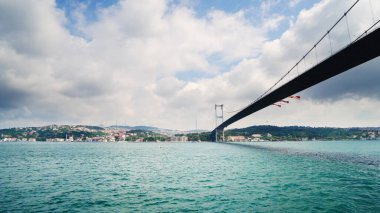 İstanbul, İstanbul ve Türkiye 'deki İstanbul köprüsü altında seyir turu