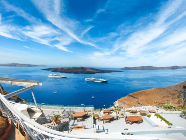 Yunanistan 'ın Santorini adasının güzel deniz manzaralı terasında bir kafe.