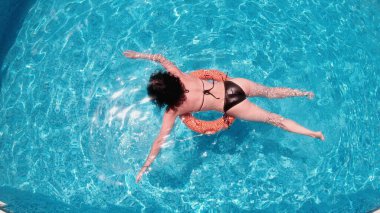 Yüzme havuzundaki su altı akıntısı, kabarcıklar yükseliyor, yavaş motivasyon