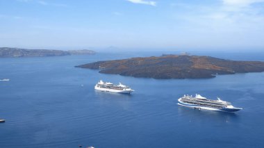 Santorini, Fira 'dan demir atmış feribot tekneleriyle Kameni volkan adasına bakın.