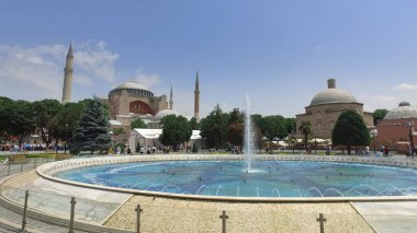 Fıskiyeli güzel Ayasofya manzarası, Hıristiyan ataerkil bazilikası, imparatorluk camisi ve şimdi de bir müze, İstanbul, Türkiye