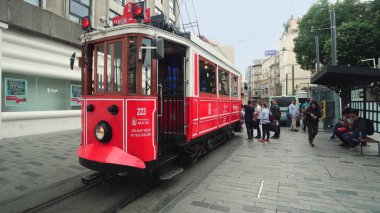 İstanbul, Türkiye - 14 Mar 2020: İstanbul 'da Taksim Meydanı' na giden ünlü İstiklal Bulvarı 'ndaki Retro tramvayı