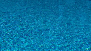 Havuzun kenarında ve güneşli bir günde su sörfü, boş bir havuz.