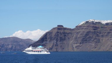 Fira Körfezi 'nde lüks kruvazör, Firostefany ve Scaros Rock manzaralı Santorini.