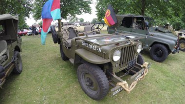 LONDON, ENGLAND - Temmuz 2017: Londra 'da ordudan eski araba ve kamyonlar