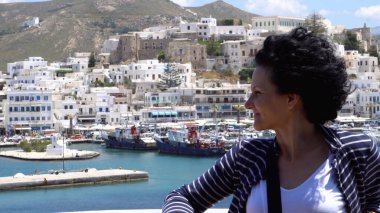 İspanyol kadın Yunanistan 'ın Naxos adasında tatilin tadını çıkarıyor