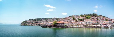 Ohrid unesco Miras Şehri 'nin kıyısındaki tipik bir ev manzarası..
