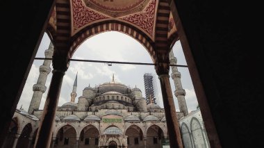 Harem Mavisi Camisi. Güneşli bahar gününde İstanbul 'daki cami hareminden çekilen Sultan Ahmet Camii' nin videosu