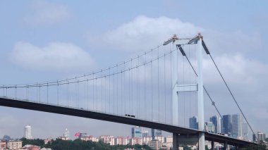 İstanbul İstanbul İstanbul Boğazı Köprüsü 'nde taşımacılık trafiği, İstanbul, Türkiye' de arabalar ve otobüslerle dolu