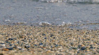 Taşlar, dalgalar ve deniz