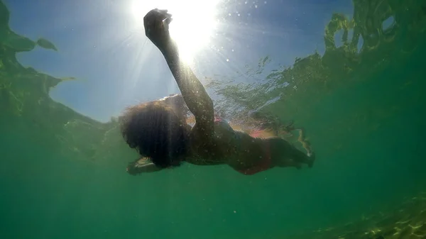 Hispánka Plave Hraje Moři Pod Vodou Pohled — Stock fotografie