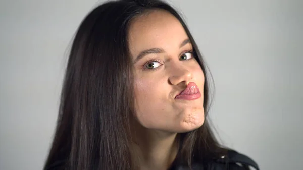 Niña Haciendo Muecas Positivas Caras Divertidas Cámara — Foto de Stock