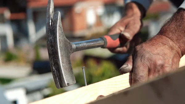 Dachdecker Zimmerer Nagelt Holzbretter Mit Hammer Auf Dach — Stockfoto