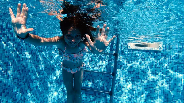 Menina Com Óculos Mergulho Uma Piscina Resort Luxo — Fotografia de Stock