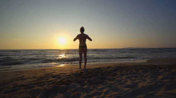 Gezonde Vrouw Aan Zee Bij Zonsondergang Doen Gymnastiek Oefeningen — Stockfoto