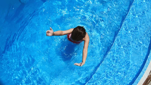 Opgewonden Grappig Meisje Springen Naar Het Zwembad Fijne Zomervakantie — Stockfoto