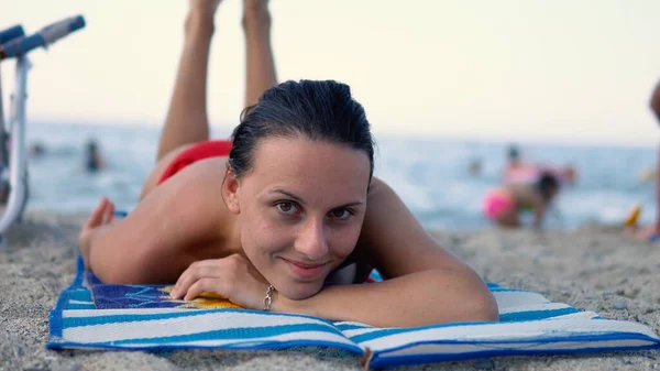 Красива Дівчина Підліток Диваками Насолоджується Піском Повному Пляжі Невпізнаними Людьми — стокове фото