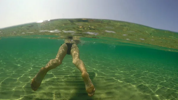 Sexy Moda Model Kobieta Pływanie Czyste Morze Turkusowa Woda Kopuła — Zdjęcie stockowe