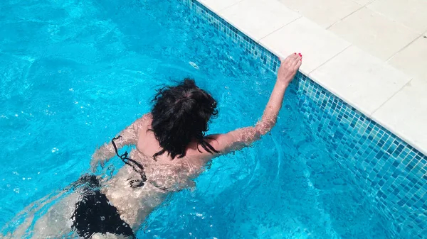 Mulher Cabelo Encaracolado Nadando Uma Piscina Luxo Câmera Lenta — Fotografia de Stock