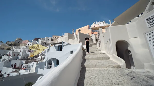 Atractiva Mujer Elegante Con Sombrero Sol Caminar Santorini Escaleras Oia —  Fotos de Stock