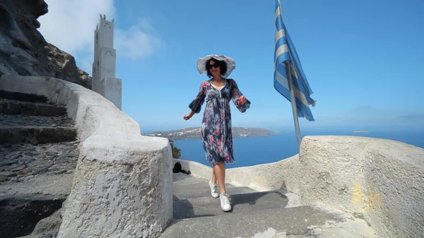 Mulher Vestido Desfrutar Santorini Ilha Nas Escadas Coração Santorini Igreja — Fotografia de Stock