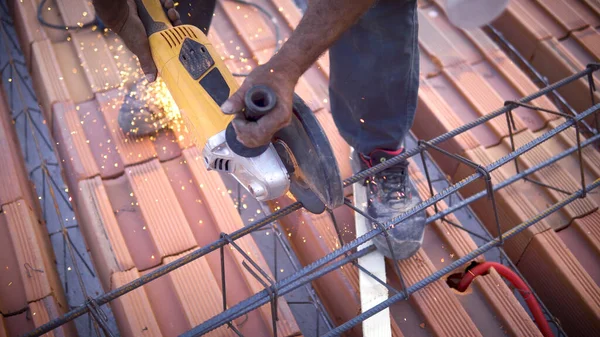 Amoladora Angular Que Corta Armadura Metálica Sitio Construcción Del Edificio —  Fotos de Stock