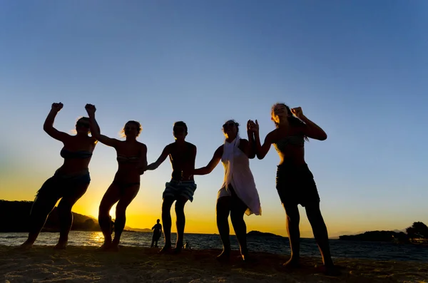 Силуэт Людей Танцующих Пляже Закате — стоковое фото