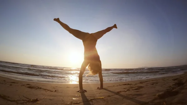 Wanita Sehat Pantai Saat Matahari Terbenam Melakukan Latihan Senam — Stok Foto