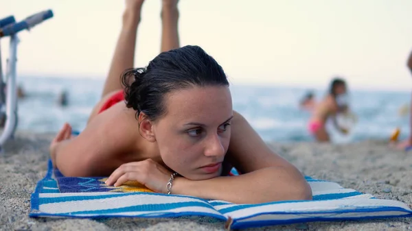 Όμορφη Έφηβος Κορίτσι Freackles Απολαμβάνοντας Στην Άμμο Μια Πλήρη Παραλία — Φωτογραφία Αρχείου