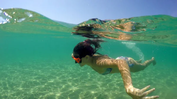 女性ティーン水泳でカリブ海の水 Goproドームショット — ストック写真