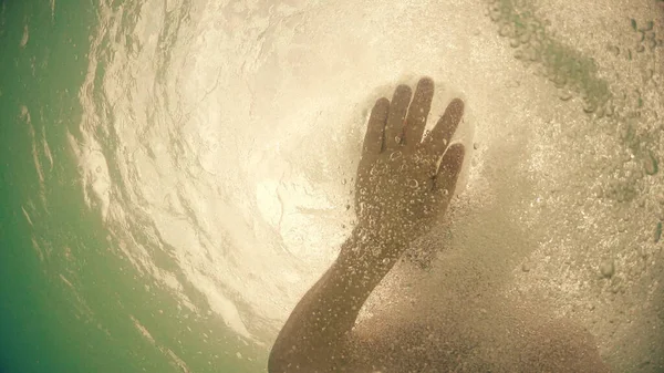 Snorkeling Homem Com Máscara Mergulho Mar Mostrando Sinal Gesto Com — Fotografia de Stock