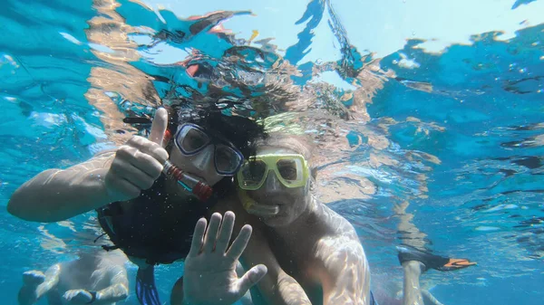 Glückliches Paar Schnorchelmaske Tauchen Unter Wasser Mit Fischschule Korallenriffbecken Reiselebensstil — Stockfoto