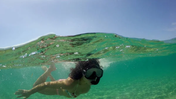 Nastolatka Dziewczyna Snorkeling Powierzchni Wody Kopuła Gopro Pół Podwodny Widok — Zdjęcie stockowe