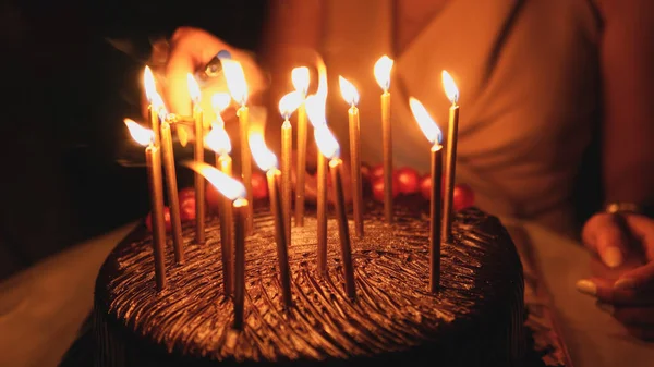 Donna Che Accende Candele Una Torta Compleanno — Foto Stock