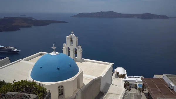 希腊圣托里尼岛上的三座钟楼 一座蓝色圆顶和菲拉火山的全景 — 图库照片